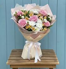 Букет цветов из:  Гвоздики, Орхидеи и Розы в Вольске