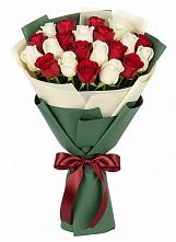 Букет Микс из красных и белых роз в Вольске