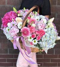 Композиция солнечный день в Вольске Цветочная композиция из Розы, Хризантемы, Пионы и Лизиантусы в корзине в Вольске