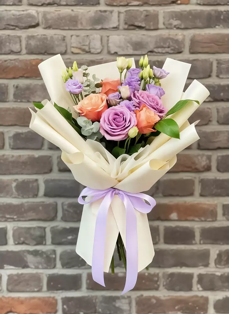 Букет цветов из: Лизиантусы и Розы в Вольске