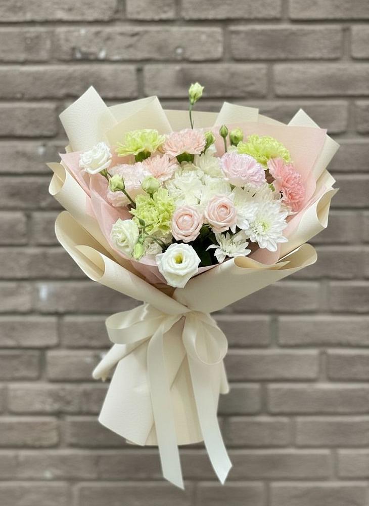 Букет цветов из: Гвоздики, Розы, Лизиантусы и Хризантемы в Вольске