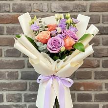 Букет цветов из:  Лизиантусы и Розы в Вольске