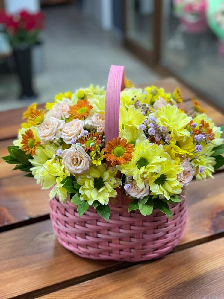Цветочная композиция из Хризантемы и Розы в корзине в Вольске