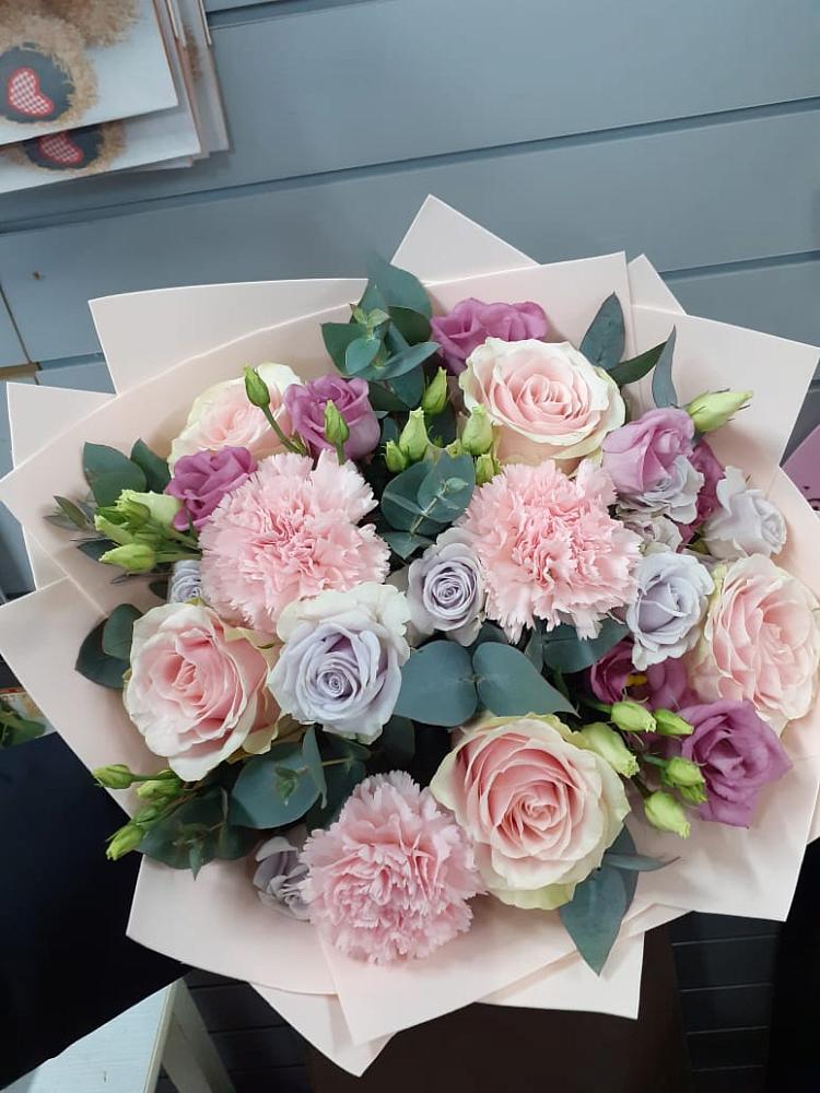 Букет цветов из: Розы, Гвоздики и Лизиантусы в Вольске