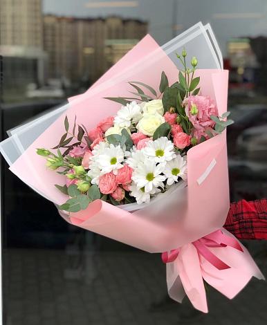 Букет цветов из: Розы, Лизиантусы и Хризантемы в Вольске